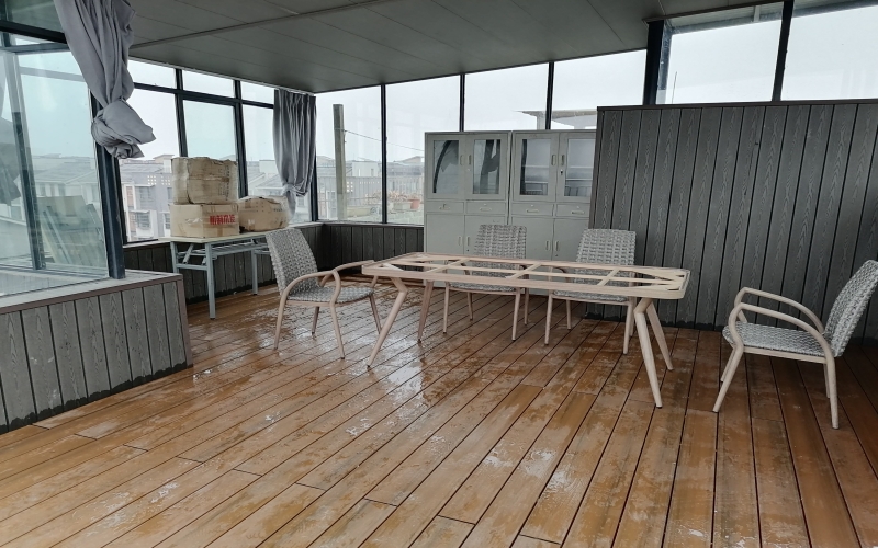 郫都區(qū)三道堰樓頂平臺(tái)二代共擠塑木安裝效果